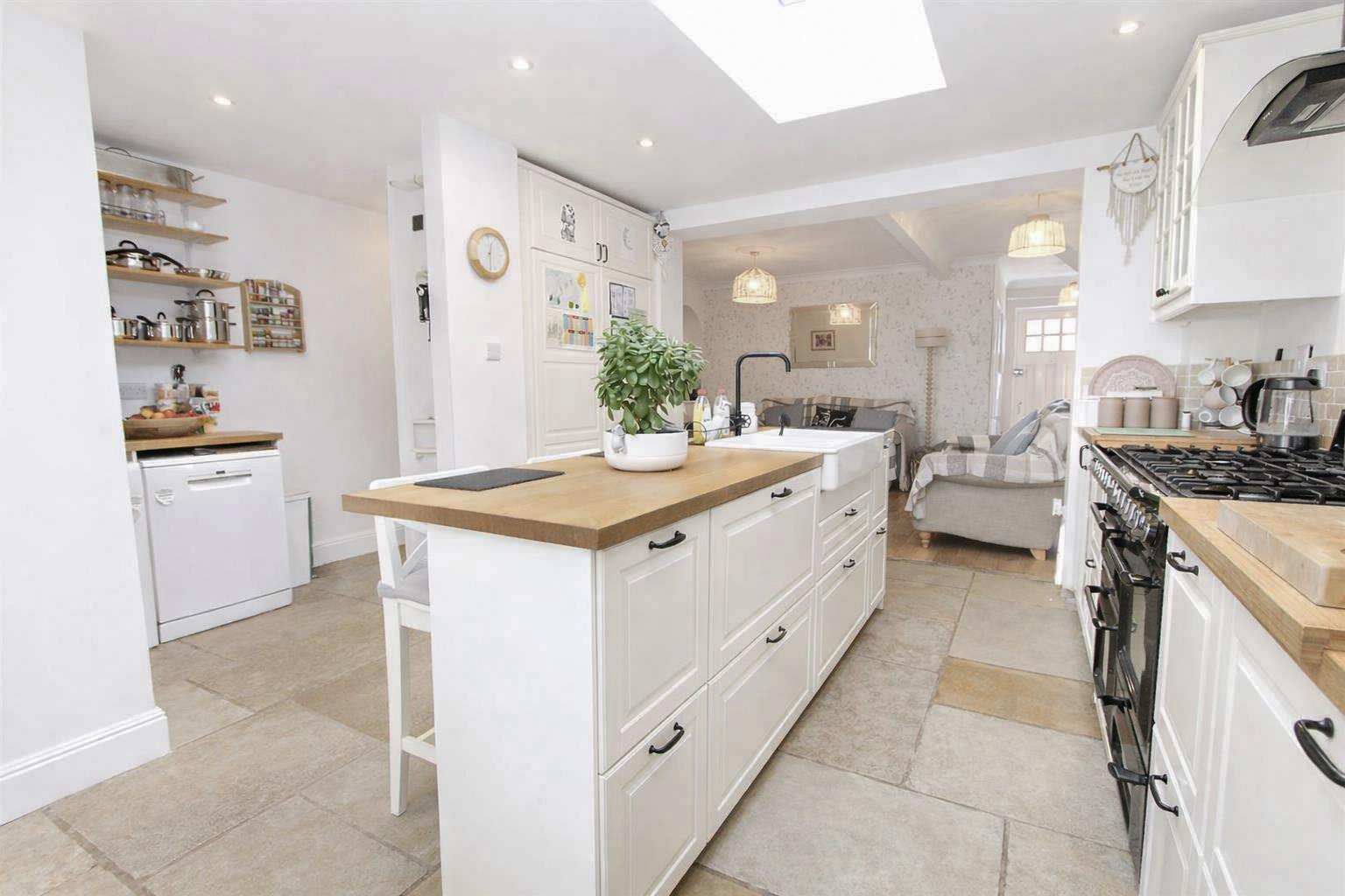 3 bed property in Chipstead Valley Road, Coulsdon
